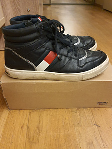 Tommy Hilfiger tossud poisile (3 foto / 3)