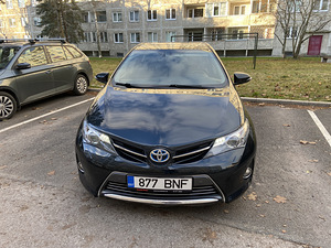 Toyota Auris гибрид бензин/газ LPG Такси (2 фото из 4)