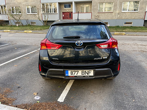 Toyota Auris гибрид бензин/газ LPG Такси (3 фото из 4)