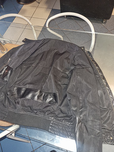 Куртка GUESS. M (1 фото из 4)