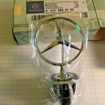 Знак Mercedes на капоте
