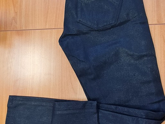 Silmatorkava musta läikega Guessi naiste püksid, suurus 26