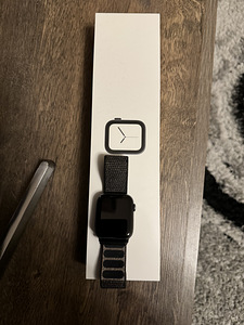 Apple Watch Series 4 (1 фото из 3)