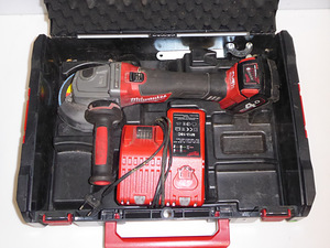 Болгарка Milwaukee M18 CAG125X + зарядка + ящик (3 фото из 6)