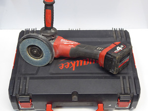 Болгарка Milwaukee M18 CAG125X + зарядка + ящик (6 фото из 6)