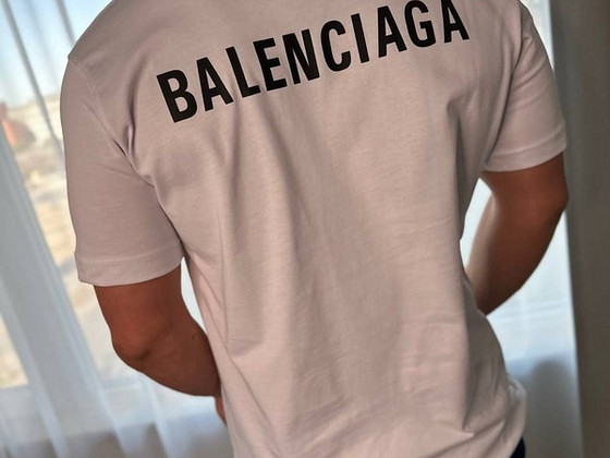 Отличные фудболки balansiaga
