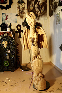 Puidust skulptuur draakon pealuudega (2 foto / 2)