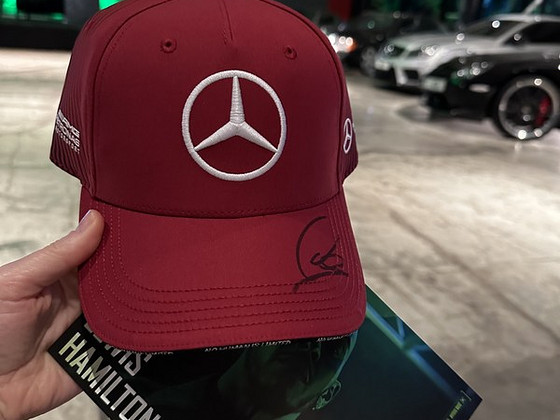 AMG müts Lewis Hamiltoni allkirjaga