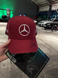 AMG müts Lewis Hamiltoni allkirjaga (1 foto / 1)
