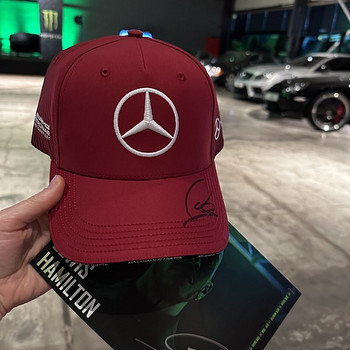 AMG müts Lewis Hamiltoni allkirjaga