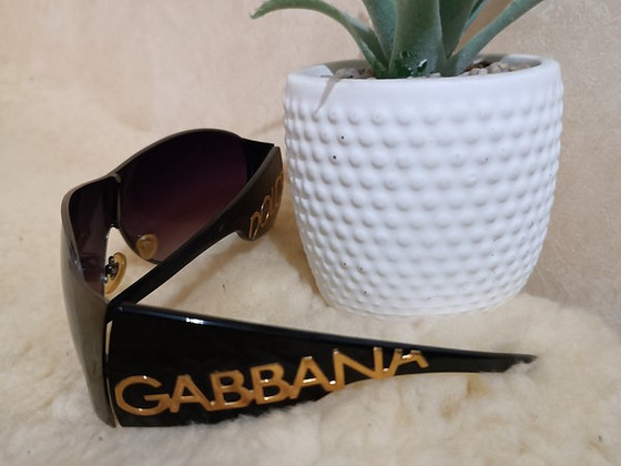 Оригинальные солнцезащитные очки Dolce Gabbana.