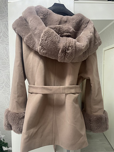 Розовое пальто с мехом (2 фото из 3)