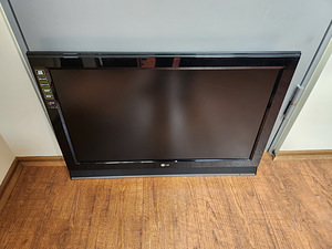 Телевизор LG 32LC42 (32") HD черный (1 фото из 2)
