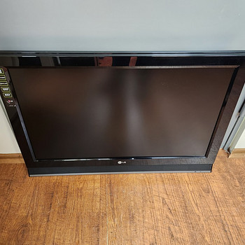 Телевизор LG 32LC42 (32") HD черный
