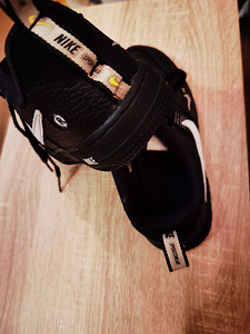 Кроссовки NIKE (1 фото из 3)
