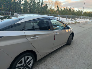 Toyota Prius (9 foto / 12)