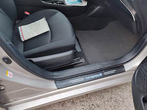 Toyota Prius (6 foto / 12)