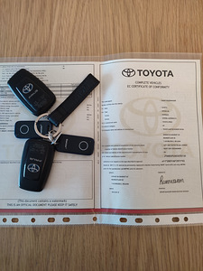 Toyota Prius (11 foto / 12)