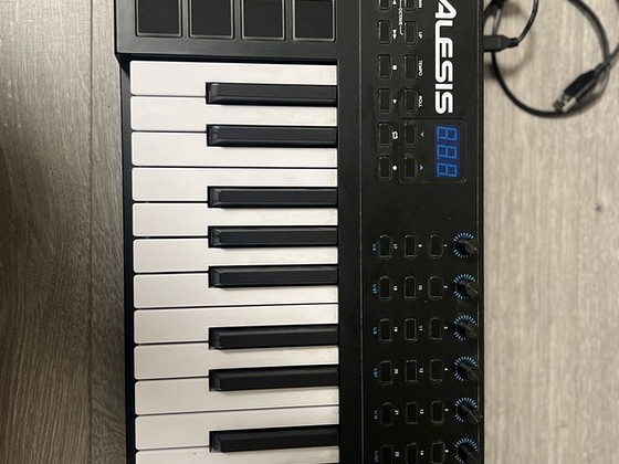 Alesis - VI25