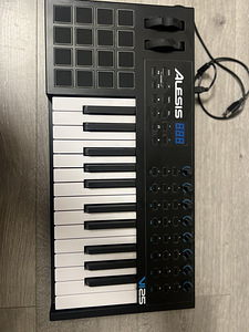 Alesis - VI25 (1 foto / 1)