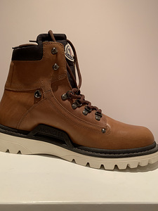 Moncler (1 foto / 2)