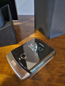 Motorola XT2000-2 Razr 128GB Gold (2 foto / 10)