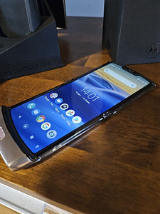 Motorola XT2000-2 Razr 128GB Gold (3 foto / 10)