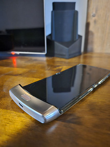 Motorola XT2000-2 Razr 128GB Gold (5 foto / 10)