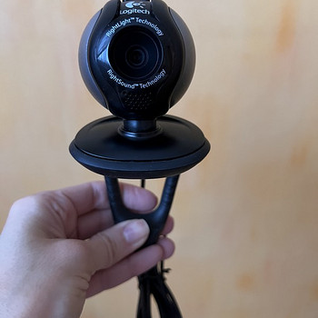 Веб-камера Logitech Right light technology
