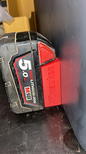 Держатель аккумулятора и инструмента Milwaukee M18 (1 фото из 3)