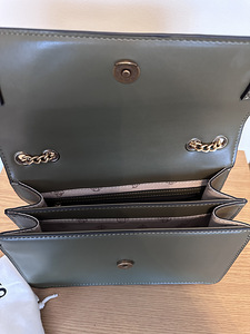 Guess (4 foto / 4)
