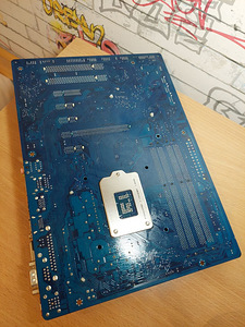 Материнка (GIGABYTE GA-Z68APD3)+Подарок (2 фото из 5)