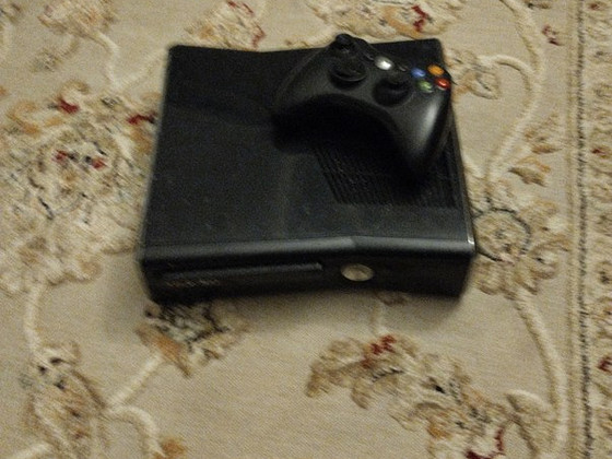 Xbox 360 черный + Metro 2033
