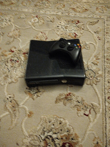 Xbox 360 black + Metro 2033 (1 foto / 1)