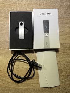 Ledger Nano S (3 фото из 3)