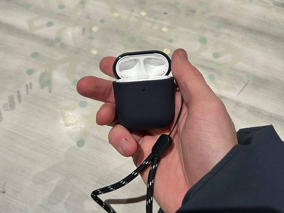 Продам air pods 2 generation новые коробка есть + чехол