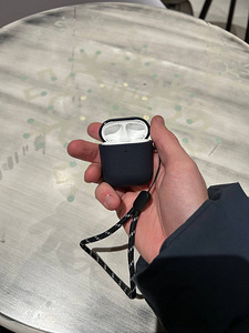 Продам air pods 2 generation новые коробка есть + чехол (1 фото из 3)