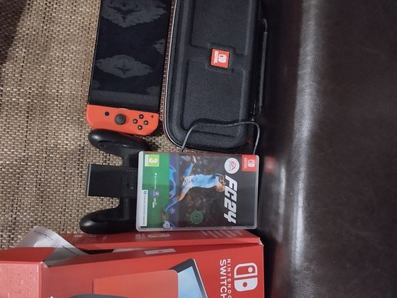 Продам новую Nintendo Switch Oled 2 +FIFA 24 и чехол , есть