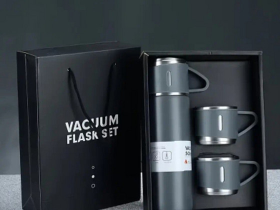 Termos 500 ml ja 3 kruusi, igaüks 130 ml