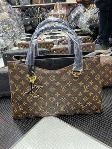 Louis Vuitton (2 фото из 7)