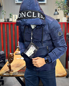 Moncler (2 фото из 7)