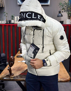 Moncler (6 фото из 7)