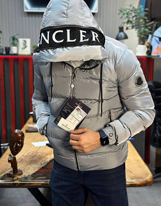 Moncler (7 фото из 7)