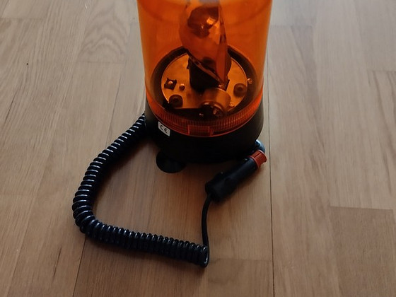 Signaaltuli, oranž, pidev või vilkuv.