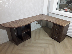 Коричневый столик (2 фото из 2)