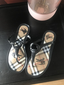 Burberry шлепки (3 фото из 4)