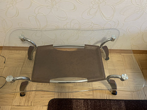 Ratastel klaasist laud (2 foto / 3)