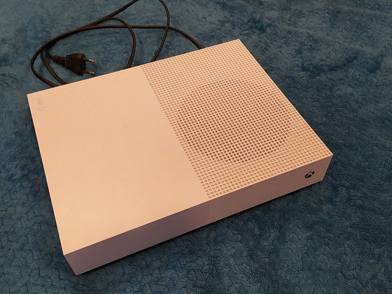Продам Xbox One S All Digital Edition
