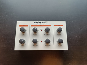 MAM MB33 — аналоговый ретро-бас-синтезатор (клон TB-303) (1 фото из 3)