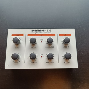 MAM MB33 — аналоговый ретро-бас-синтезатор (клон TB-303)